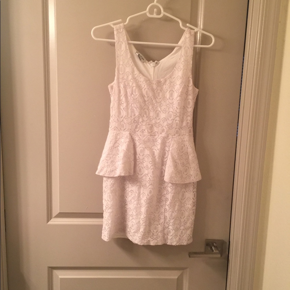 Bebe White Sleeveless Lace Peplum Mini Dress SZ 0